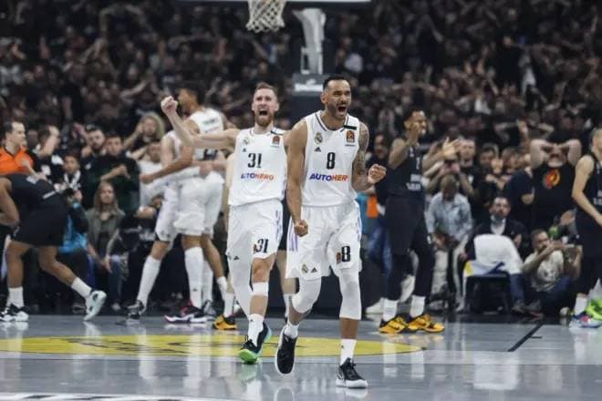 Adam Hanga celebra durante el cuarto partido de la serie entre el Real Madrid y el Partizán en 2023.