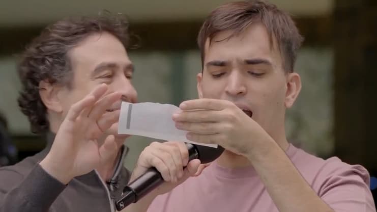 Momento en que le formulan la pregunta al chef.