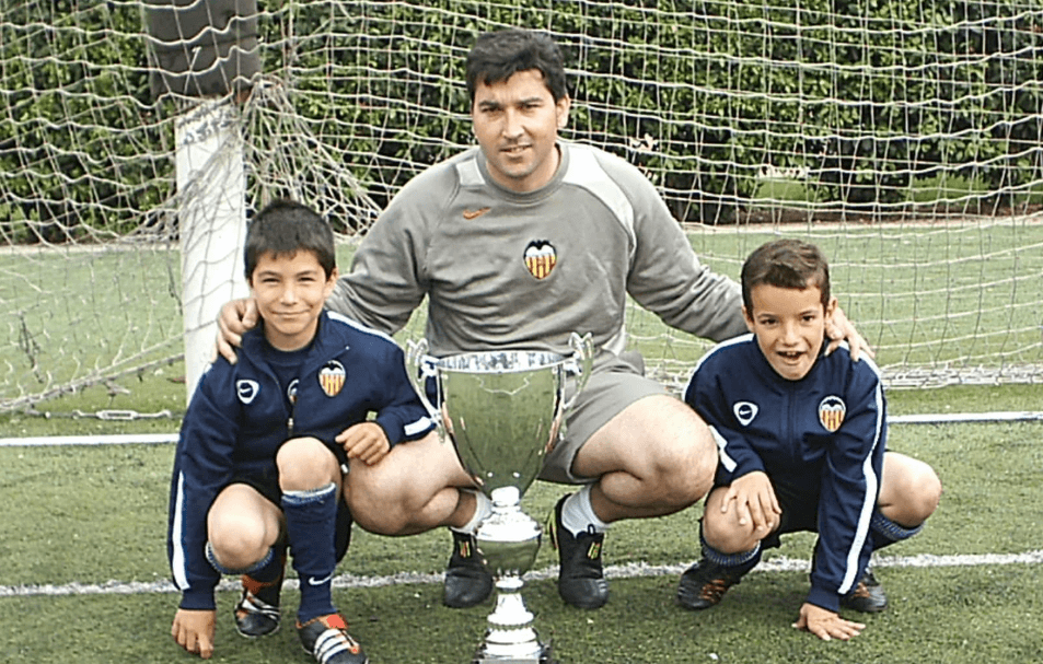 Carlos Soler, con Raúl Martínez su entrenador en el Prebenjamín, y Pedro Chirivella.