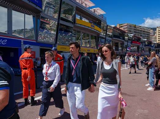 Carlos Sainz, con su pareja Rebecca Donaldson hoy en Mónaco