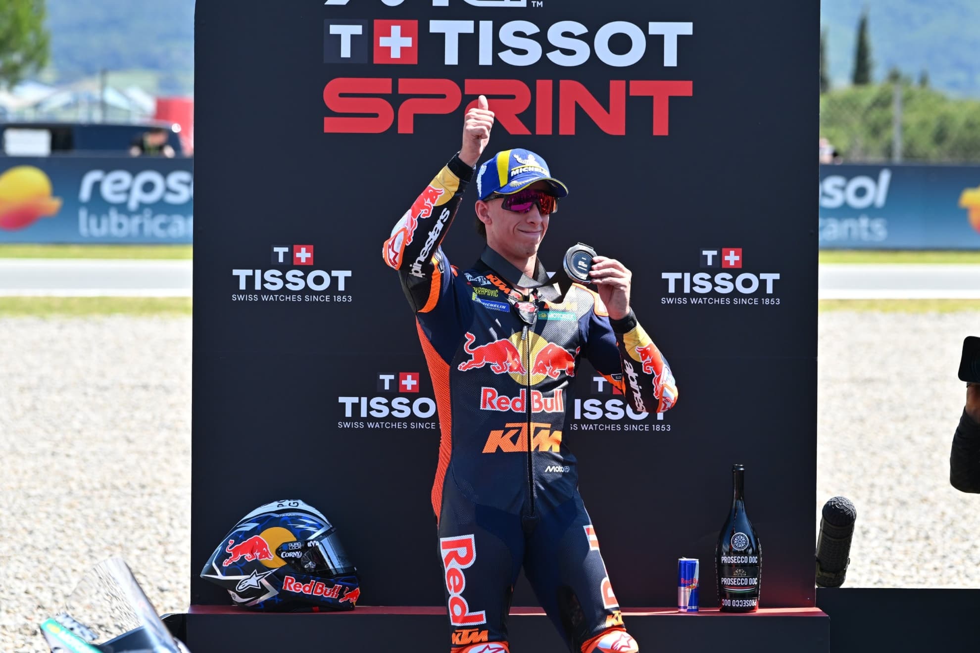 Pedro Acosta, en el podio del Sprint.
