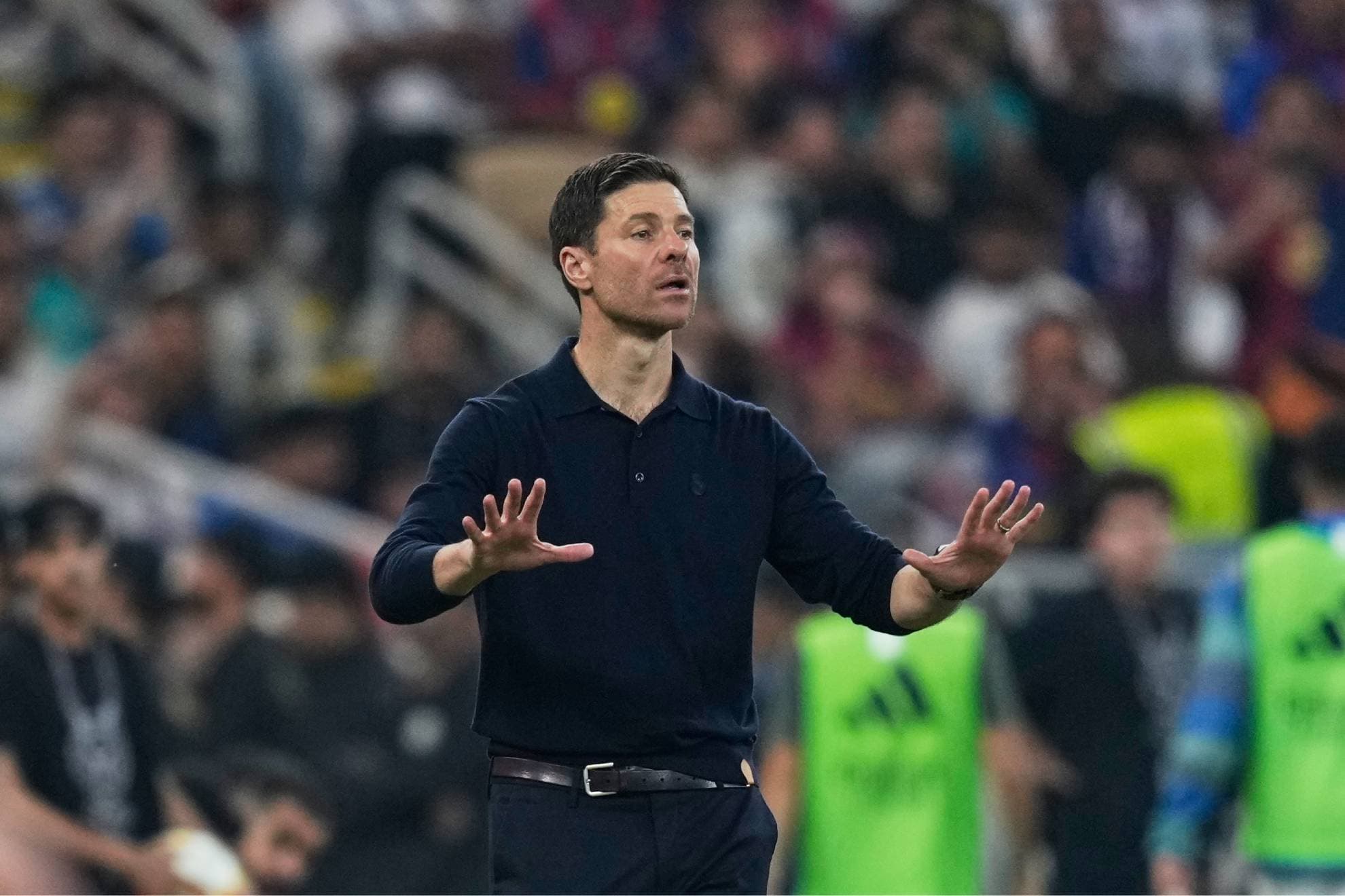Xabi Alonso durante su último encuentro  dirigiendo al Real Madrid