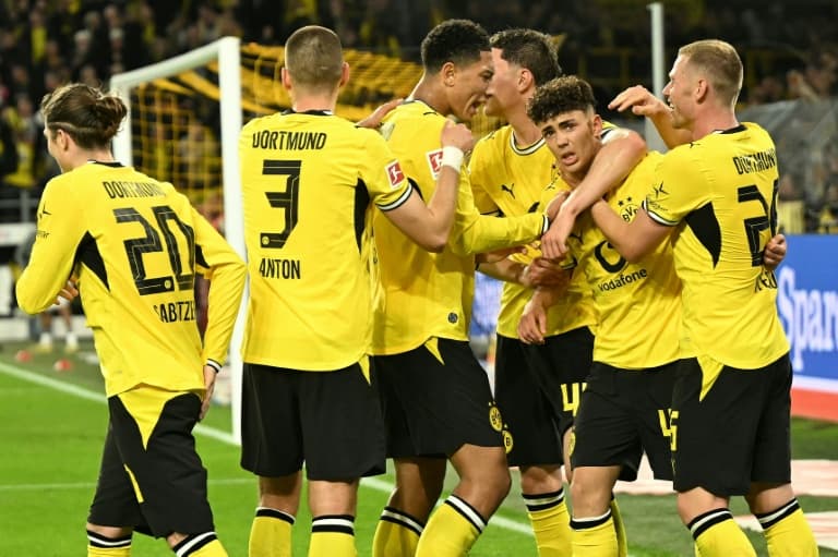 Dortmund down Frankfurt to push Riera close to the edge
