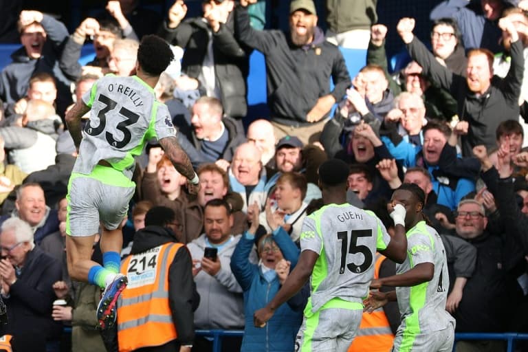 Man City rout Chelsea to close gap on leaders Arsenal