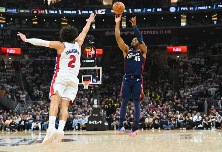Mitchell magic as Cavs down Pistons to level series