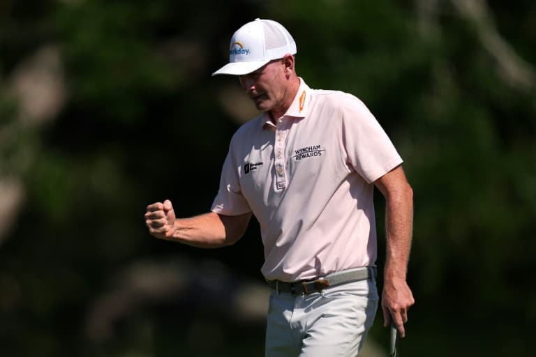 Snedeker captures PGA Myrtle Beach Classic title