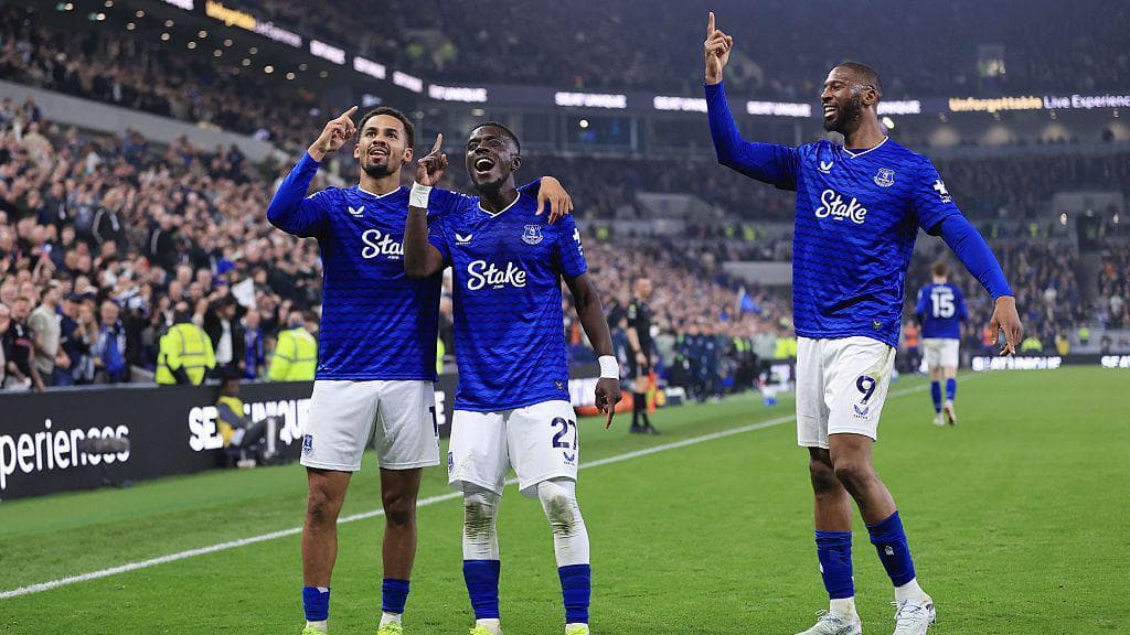 Everton should show 'arrogance' in derby, says Rooney