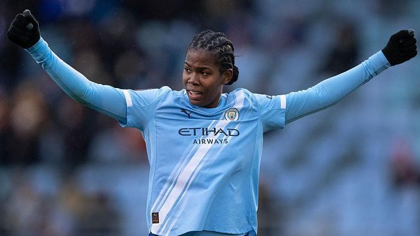 Shaw named Football Writers' Women's Player of Year