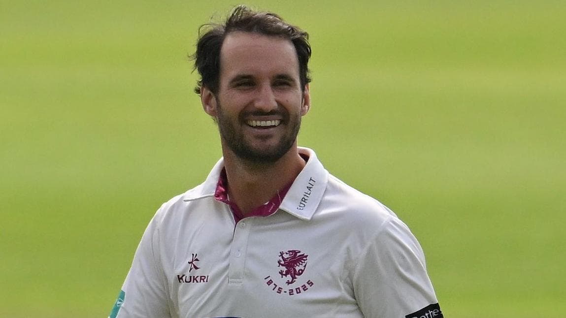Bowlers & Rew help Somerset get on top against Hants