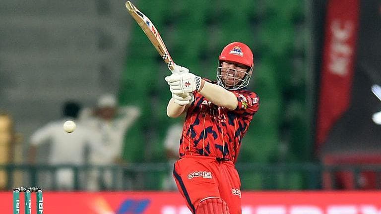 Warner helps Kings keep PSL play-off hopes alive