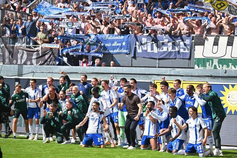 Schalke one win away from Bundesliga return after win in Paderborn