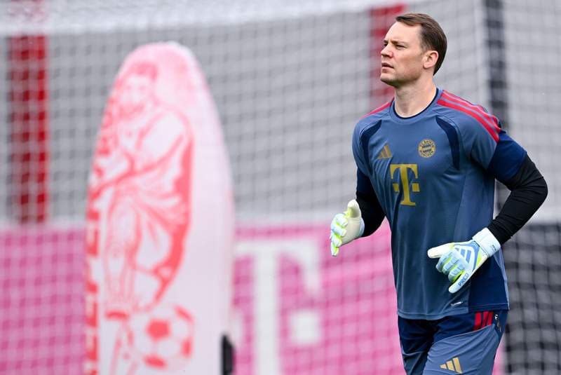 Bayern goalkeeper Neuer extends contract by a year
