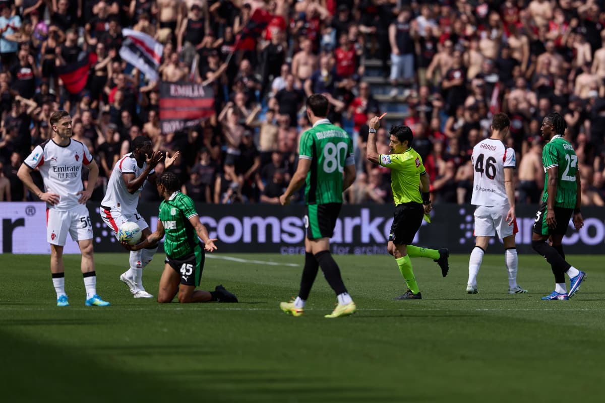 Milan loudly jeered by supporters after 2-0 Sassuolo defeat