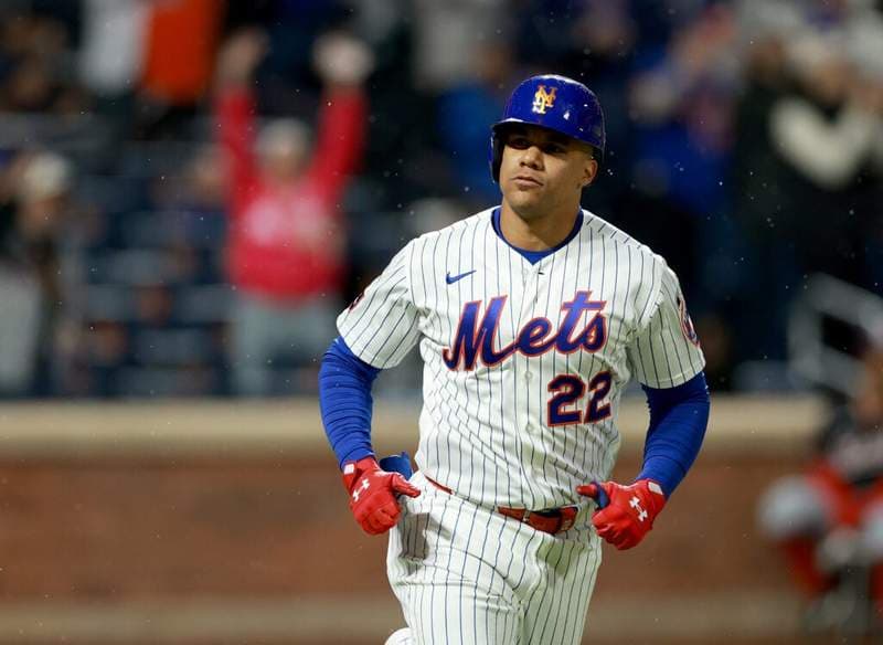 Juan Soto hilariously lets Nationals catcher decide his fate after 3-0 count