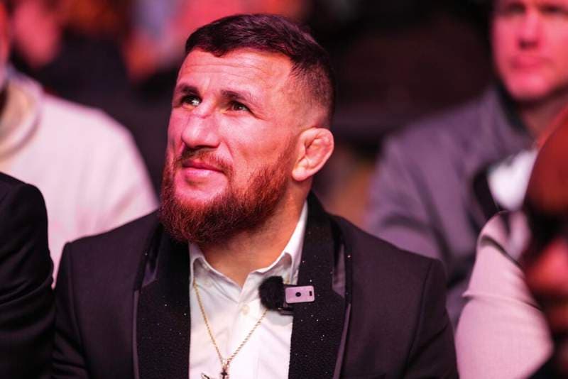 Merab Dvalishvili takes risk in viral clip to meet window cleaner