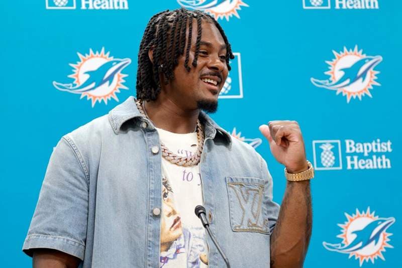 Dolphins QB Malik Willis draws laughs with wild first pitch at Marlins game