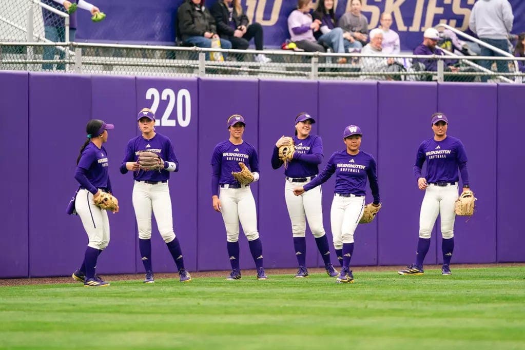Washington softball falls 5-4 to No. 17 Oregon Ducks