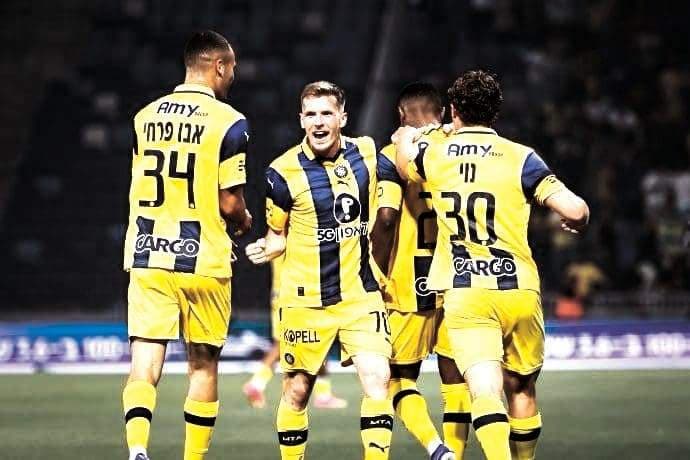 Yellow-and-blue top Maccabi Haifa to maintain title hopes