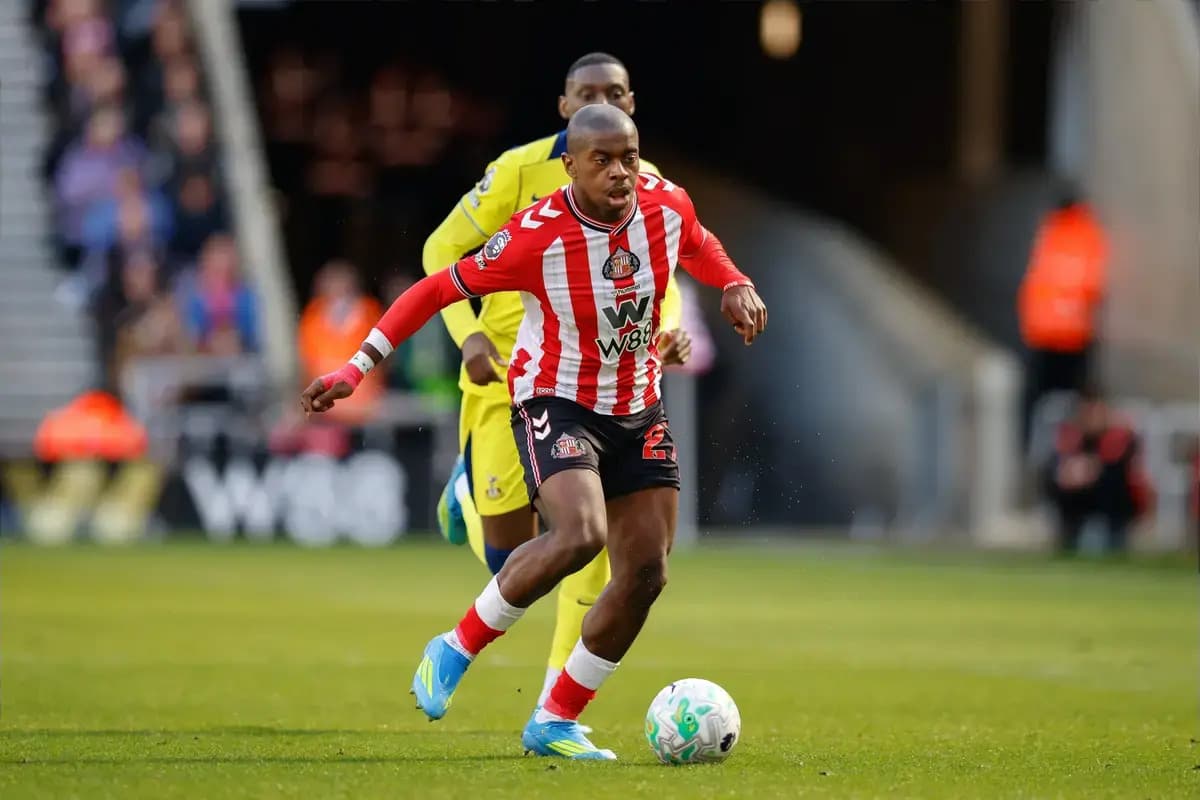 Arsenal is challenging Man Utd for Premier League midfielder