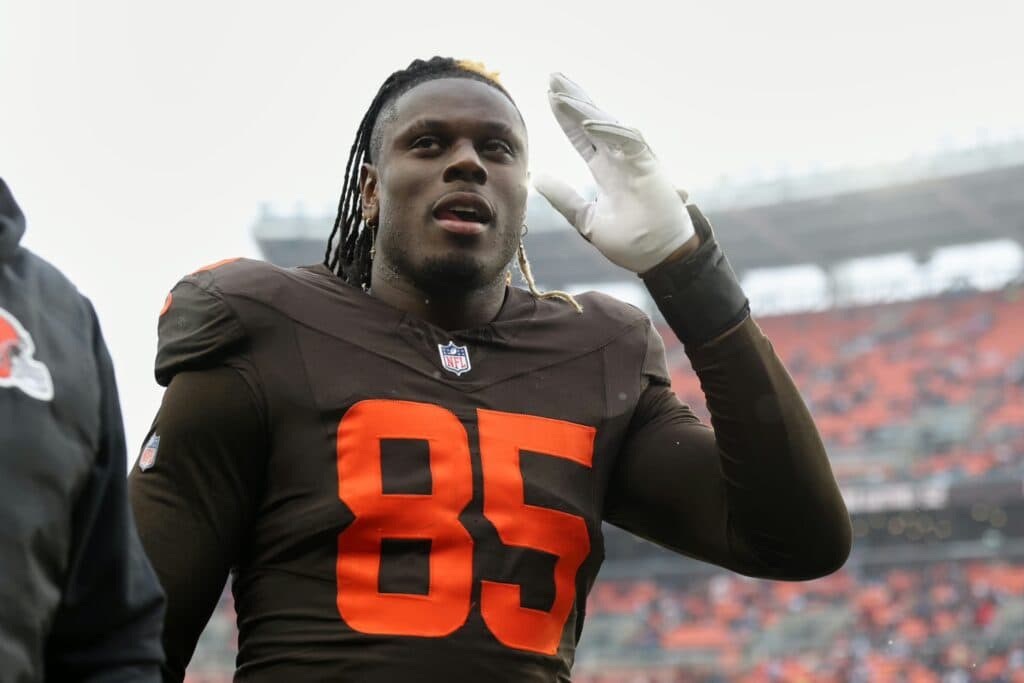 Chargers Hosting Pro Bowler David Njoku for Free Agent Visit