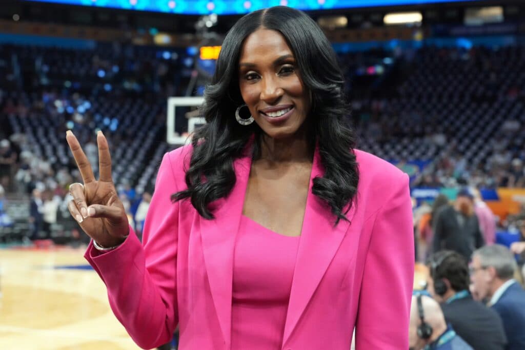 Sparks Will Honor Lisa Leslie With Statue At Crypto.com Arena