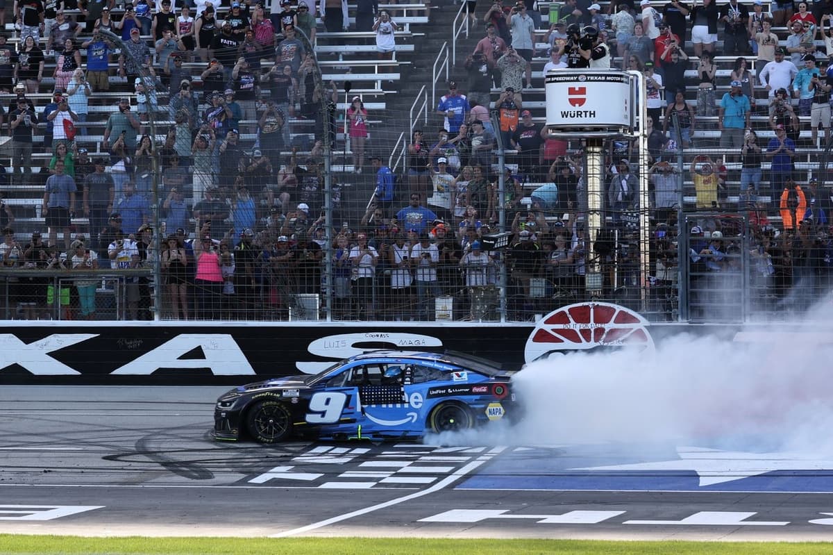Chase Elliott holds off Denny Hamlin to win Texas NASCAR Cup race