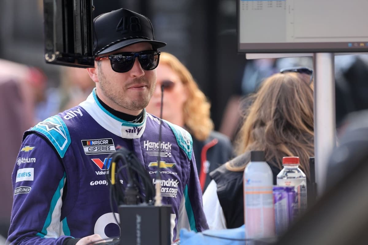 Kevin Harvick says Alex Bowman needs to win to keep Hendrick job