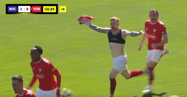 Goals after 90' and pitch invasions! Promotion game in 🏴 goes INSANE