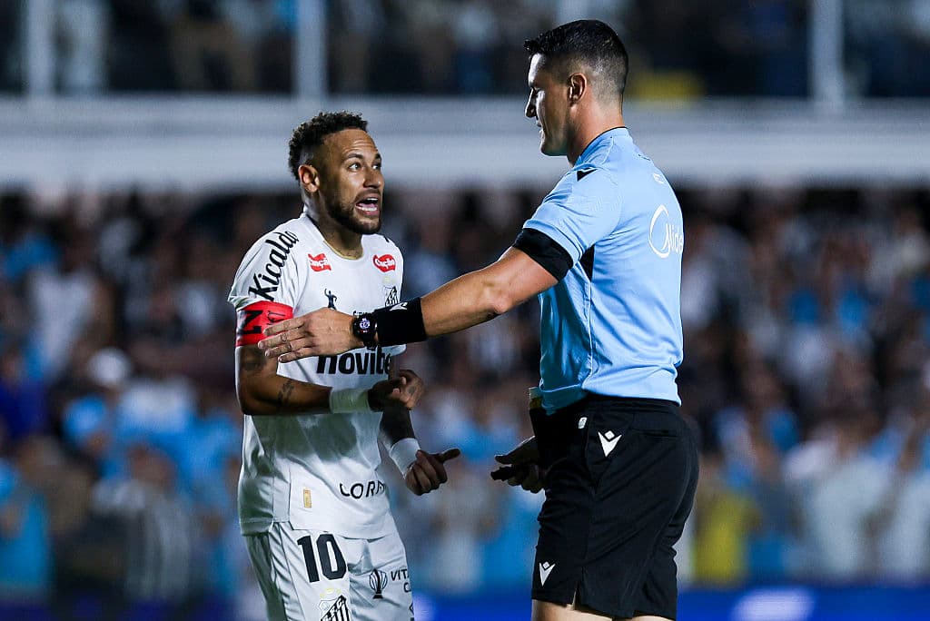 Neymar apologises for row and insists: I'll just play football