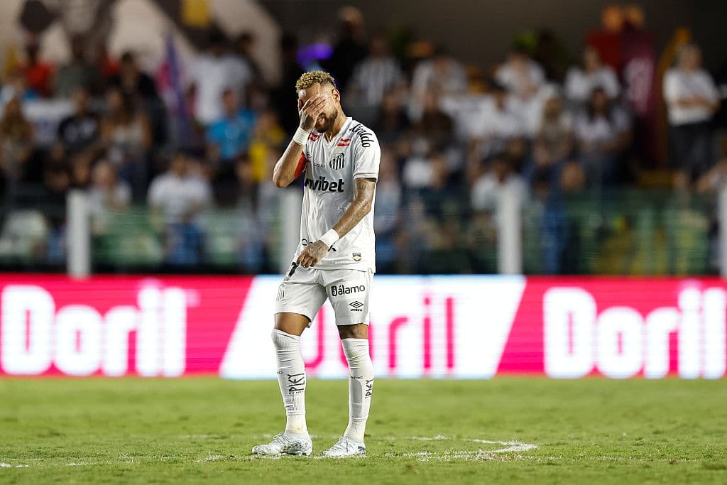 📹 Neymar leaves pitch with fingers in ears, blasts 'admin'; why?