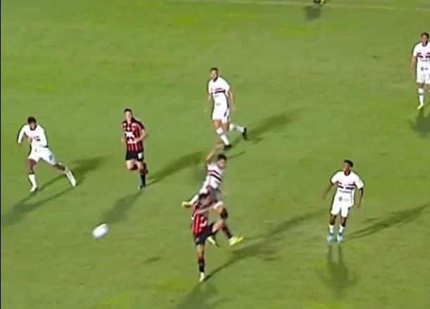 Football or taekwondo? São Paulo player sent off for kick to head 🎥