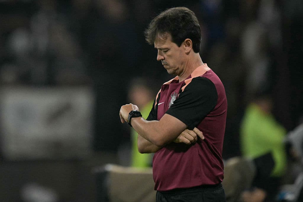 Amid controversy, Corinthians suffer first defeat under Fernando Diniz