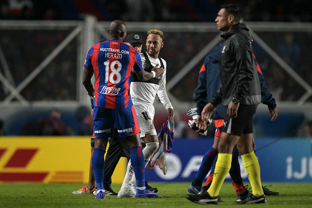 📹 Cheered in Argentina, Neymar gives boots to San Lorenzo player
