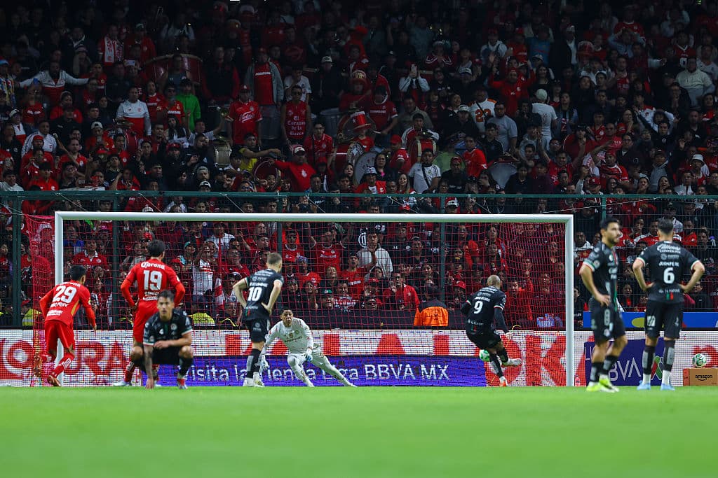 🎥 Clearance ends up in the net! You’ve never seen a pen like it