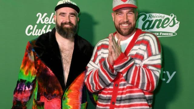 Travis & Jason Kelce React to Yankees ‘Chicken’ Dessert