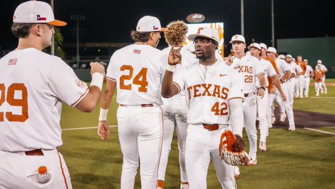 No. 4 Texas rallies for 14-7 win over Texas A&M-Corpus Christi