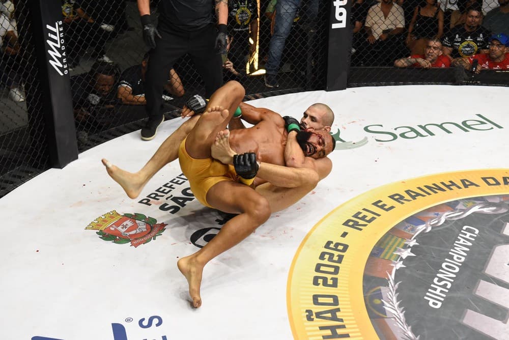 Video: Jungle Fight main event ends in brawl after fighter refuses to let go of submission