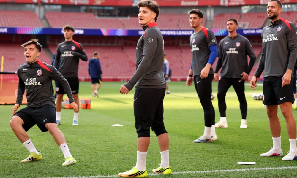 Atletico Madrid players avoid stepping on Arsenal badge at Emirates Stadium after Ben White controversy