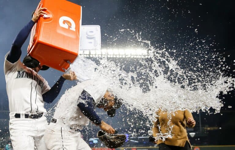 Video of Mariners dugout reporter typing into phone midgame stirs controversy