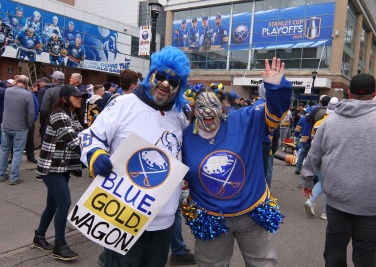 Buffalo crowd sings ‘O Canada’ in powerful moment after mic failure