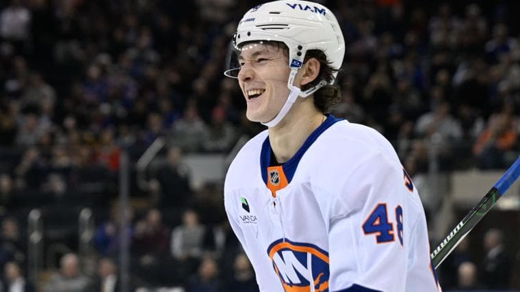Matthew Schaefer wins Calder Memorial Trophy in emotional moment