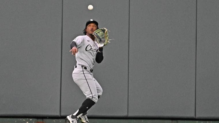 Luisangel Acuna caught a fly ball for White Sox while holding a piece of paper in his mouth