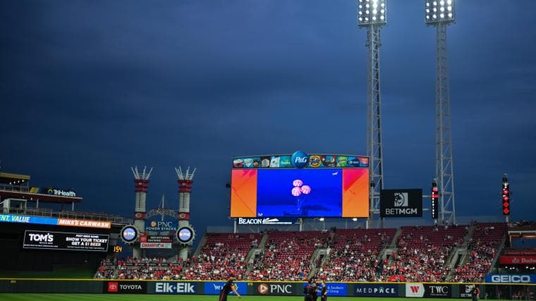 New York Mets, Cincinnati Reds showcase Artemis II landing on scoreboards