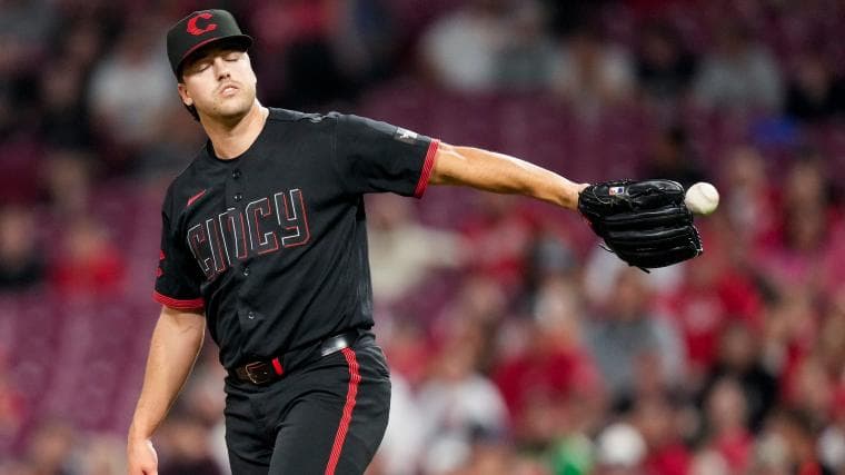 Reds pitchers are having historic nightmare with the bases loaded