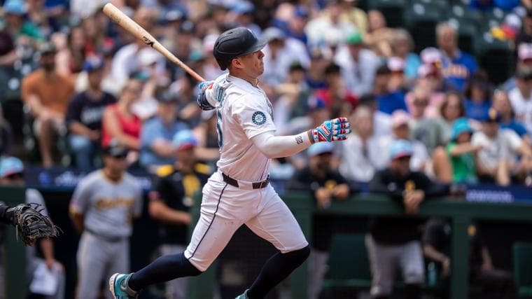 Phillies retain Gold Glove utility infielder despite .200 OPS problem
