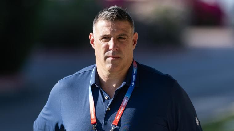 Mike Vrabel and Dianna Russini photo timeline, from 2020 bar kiss to recent hotel pictures in Arizona