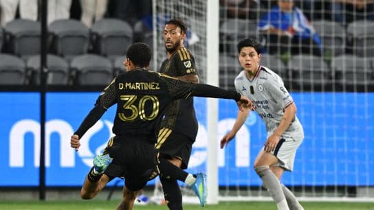 Martínez's brace helps LAFC storm past Cruz Azul