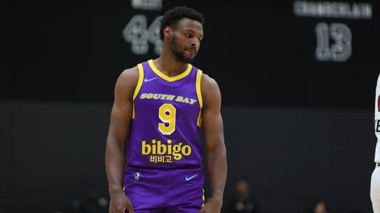 Austin Reaves left hanging by Bronny James in awkward 4th quarter moment