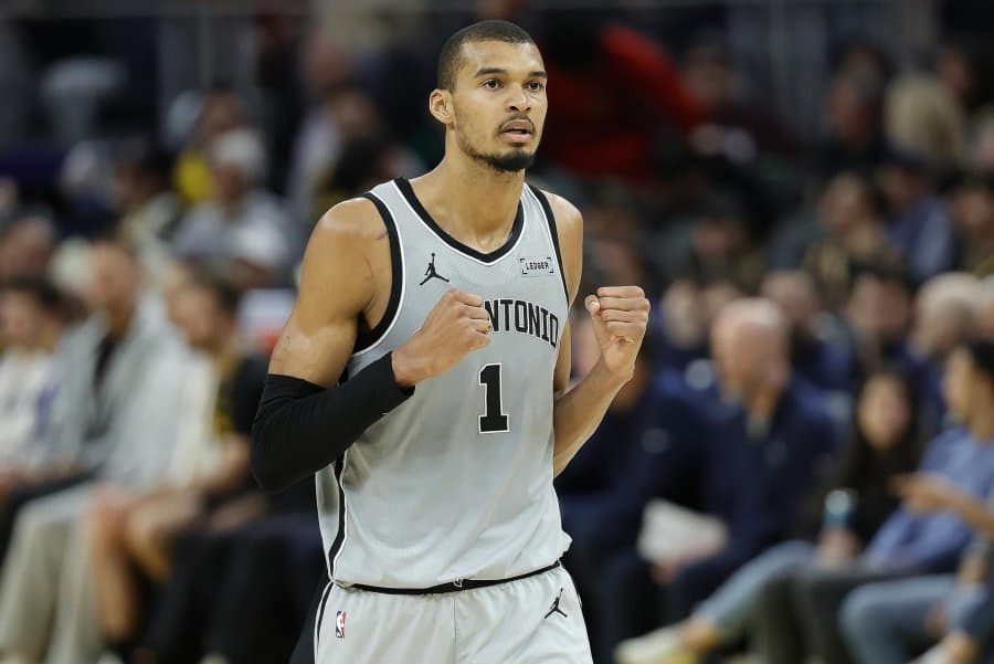 Spurs' Victor Wembanyama falls on face vs. Blazers, suffers concussion