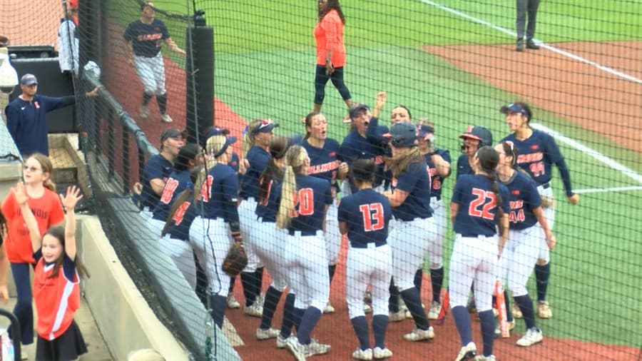 Illini softball holds off SEMO